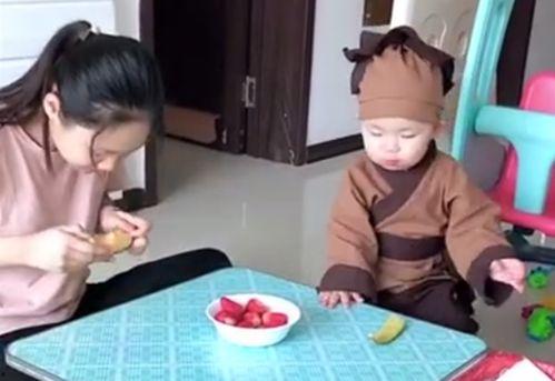 小娃娃吃哈密瓜视频,甜蜜瞬间萌翻网友